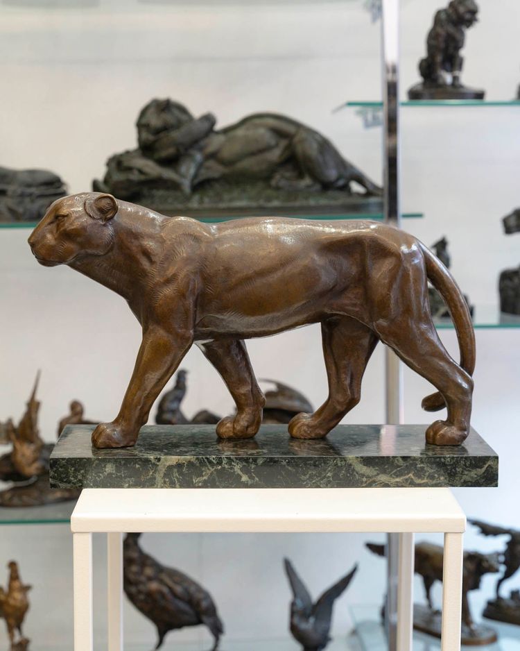 SCULPTURE - LA LIONNE MARCHANT , ALFRED THIELE (1886-1957) - BRONZE