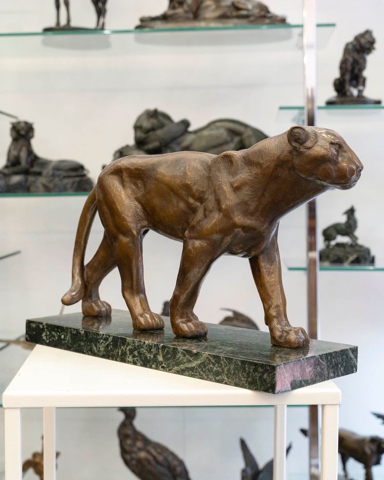 SCULPTURE - LA LIONNE MARCHANT , ALFRED THIELE (1886-1957) - BRONZE