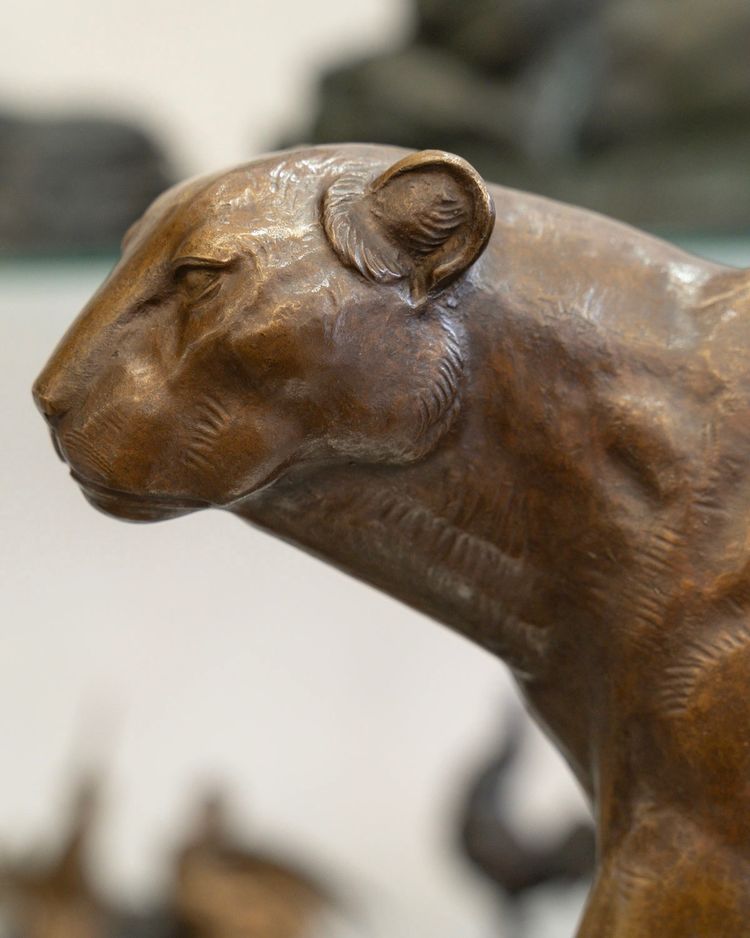 SCULPTURE - LA LIONNE MARCHANT , ALFRED THIELE (1886-1957) - BRONZE