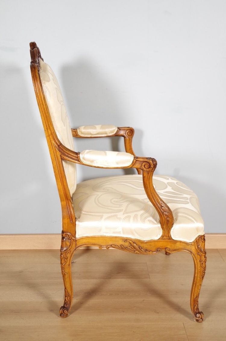Suite de quatre fauteuils Régence à la Reine en hêtre sculpté, vers 1900