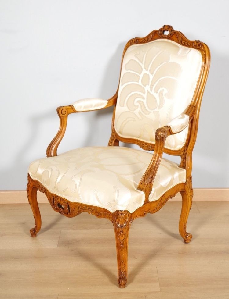 Suite de quatre fauteuils Régence à la Reine en hêtre sculpté, vers 1900