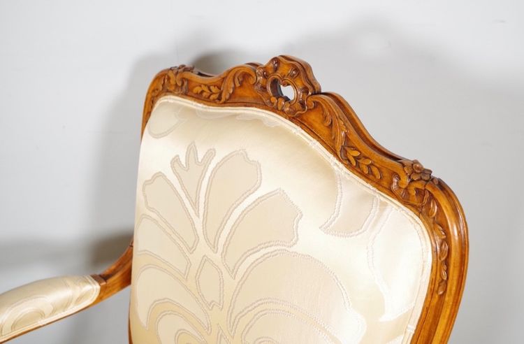 Suite de quatre fauteuils Régence à la Reine en hêtre sculpté, vers 1900