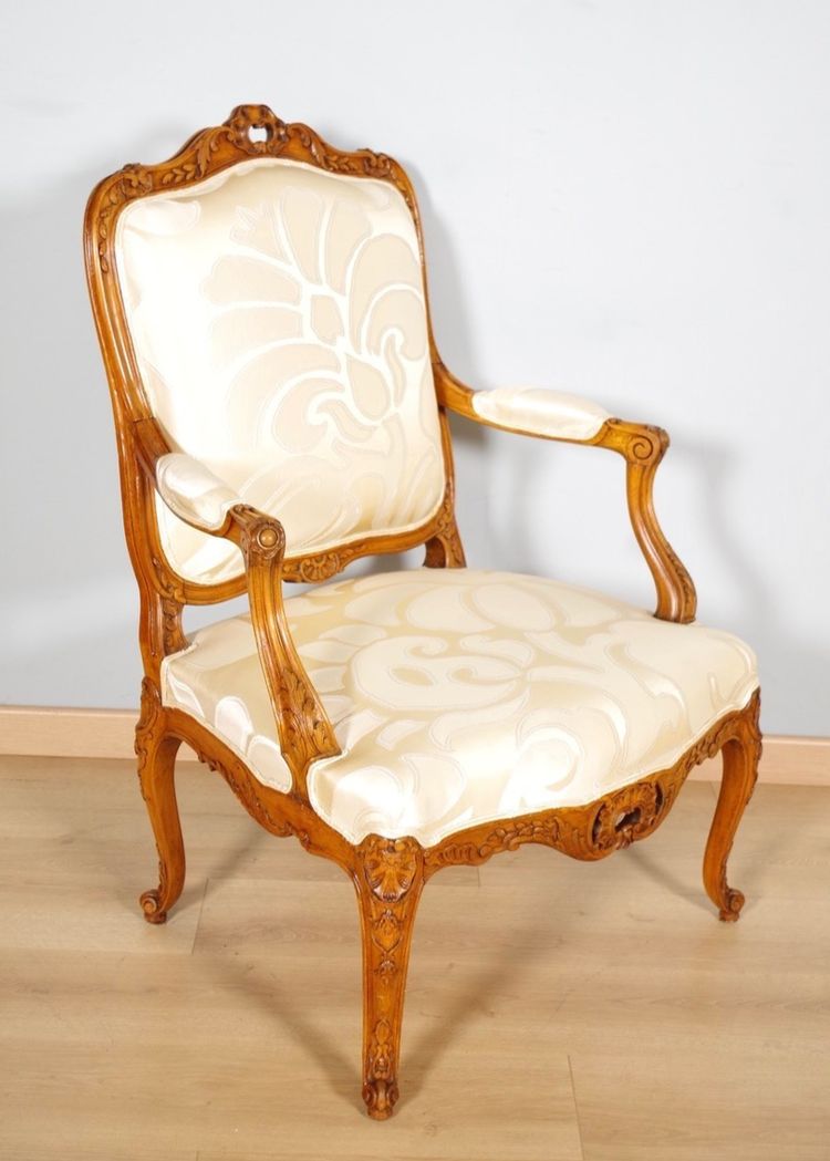 Suite de quatre fauteuils Régence à la Reine en hêtre sculpté, vers 1900