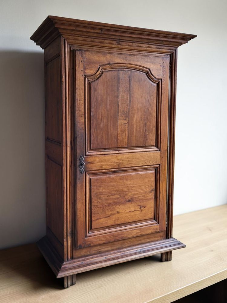 Armoire, bonnetière Louis XIII en chêne, XVIIIème s