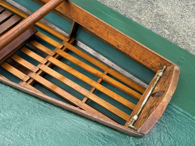 Canoé-Kayak en pin d'oregon des années 1950 avec 3 sièges et 2 rames en acajou 