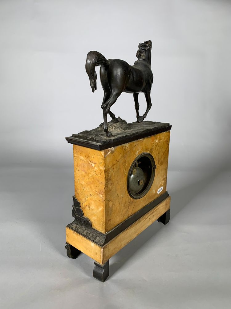 Pendule Au Cheval De Style Charles X en marbre jaune de sienne Restauration XIXeme siecle