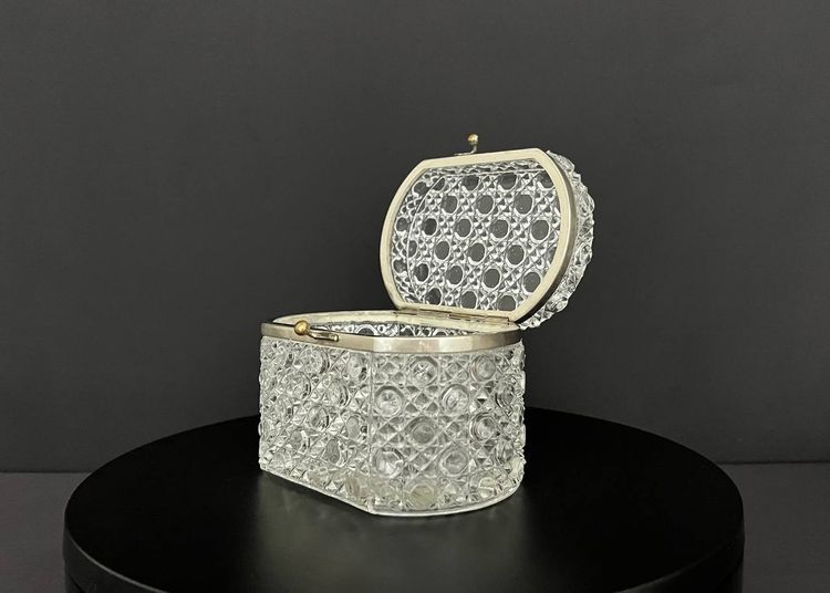 Boîte à bijoux en cristal taillé à décor de pointes de diamant