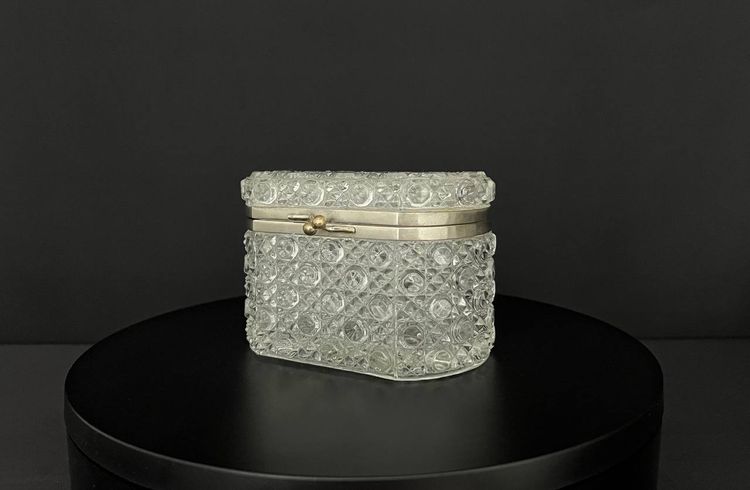 Boîte à bijoux en cristal taillé à décor de pointes de diamant