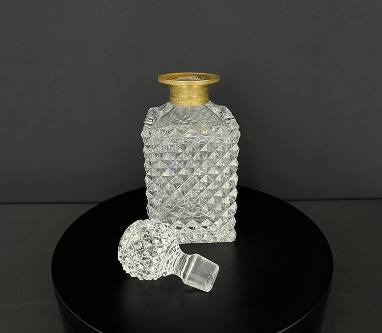 Carafe à whisky en cristal taillé à décor de pointes de diamant, monture en bronze doré