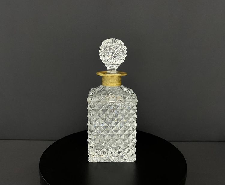 Carafe à whisky en cristal taillé à décor de pointes de diamant, monture en bronze doré