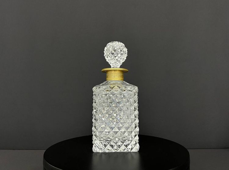 Carafe à whisky en cristal taillé à décor de pointes de diamant, monture en bronze doré