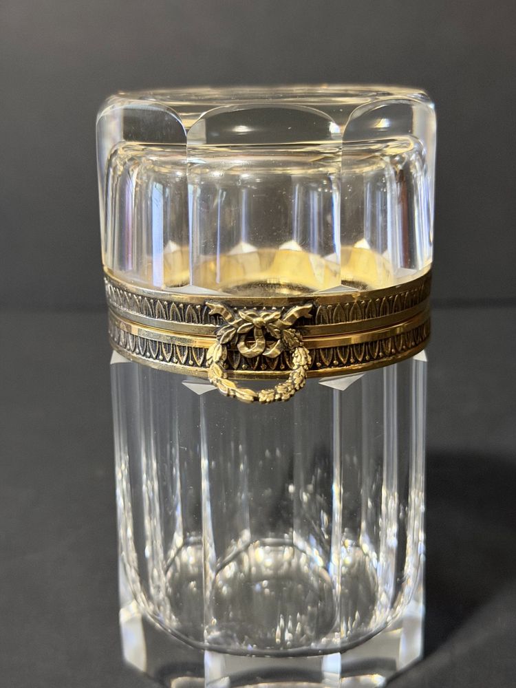 Boîte à poudre en cristal taillé et monture en laiton doré – Style Louis XVI – Début XXᵉ siècle