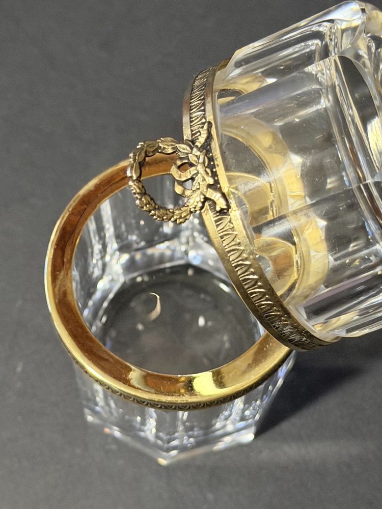 Boîte à poudre en cristal taillé et monture en laiton doré – Style Louis XVI – Début XXᵉ siècle
