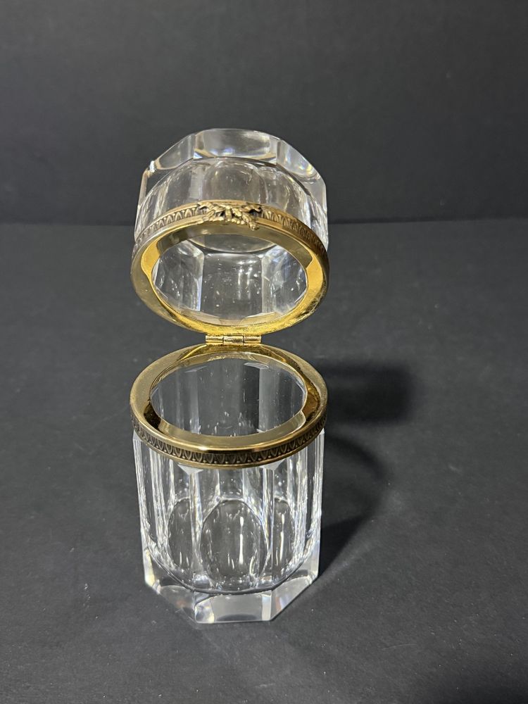 Boîte à poudre en cristal taillé et monture en laiton doré – Style Louis XVI – Début XXᵉ siècle