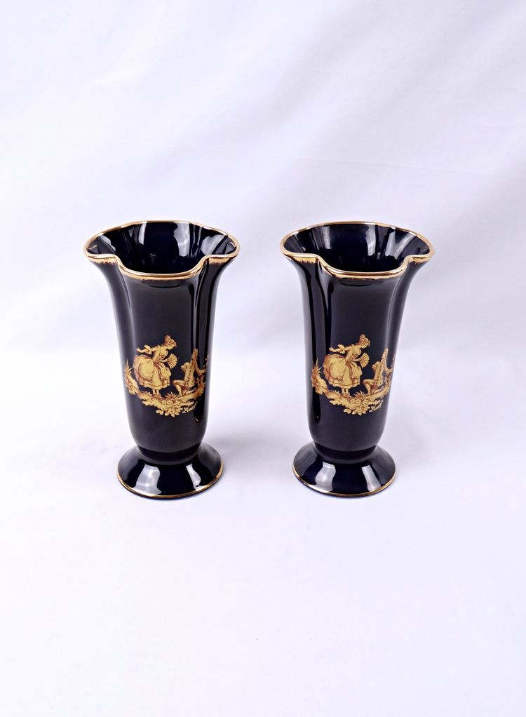 Paire de vases cornet en porcelaine de Limoges signés M P Samie milieu XXe