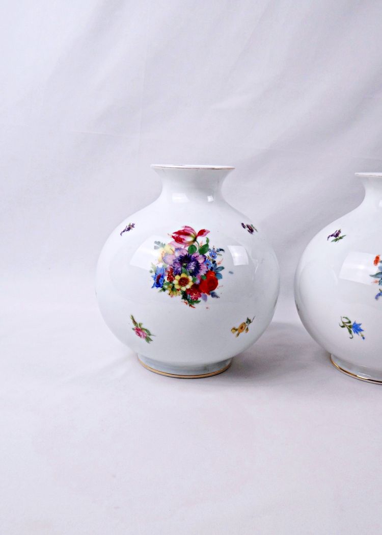 Paire de vases boule en porcelaine Allemande dans le goût de Rosenthal milieu XXe