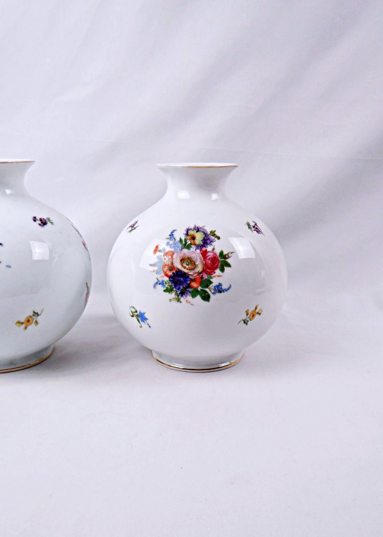 Paire de vases boule en porcelaine Allemande dans le goût de Rosenthal milieu XXe