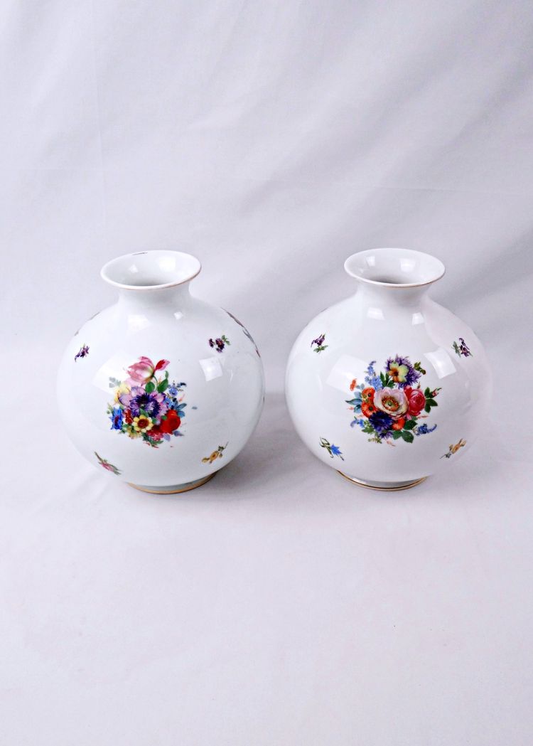 Paire de vases boule en porcelaine Allemande dans le goût de Rosenthal milieu XXe
