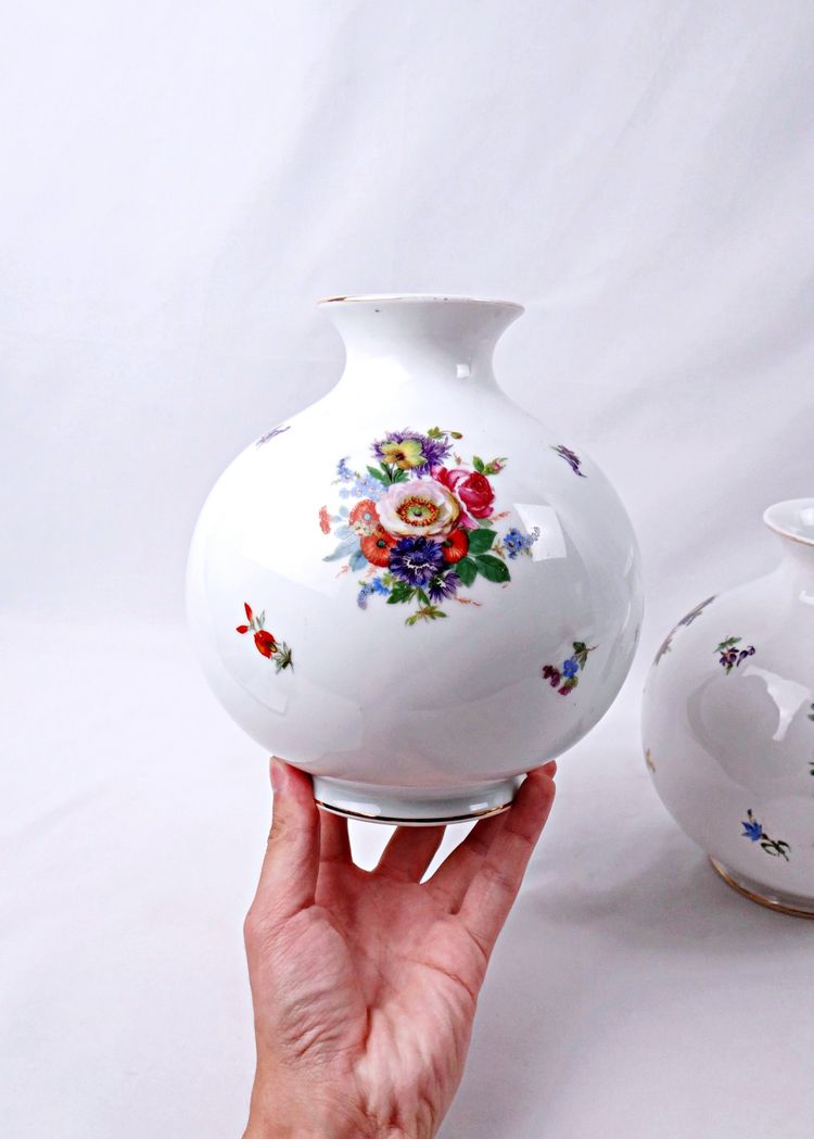 Paire de vases boule en porcelaine Allemande dans le goût de Rosenthal milieu XXe