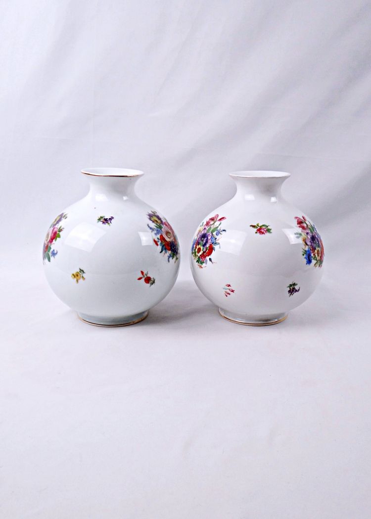 Paire de vases boule en porcelaine Allemande dans le goût de Rosenthal milieu XXe