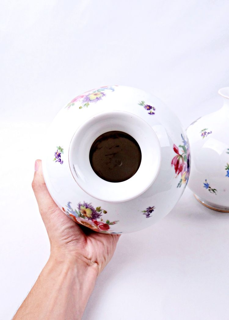 Paire de vases boule en porcelaine Allemande dans le goût de Rosenthal milieu XXe