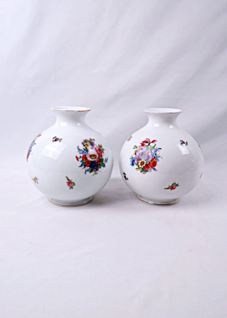 Paire de vases boule en porcelaine Allemande dans le goût de Rosenthal milieu XXe