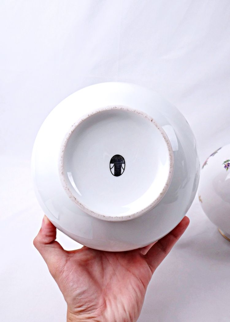 Paire de vases boule en porcelaine Allemande dans le goût de Rosenthal milieu XXe