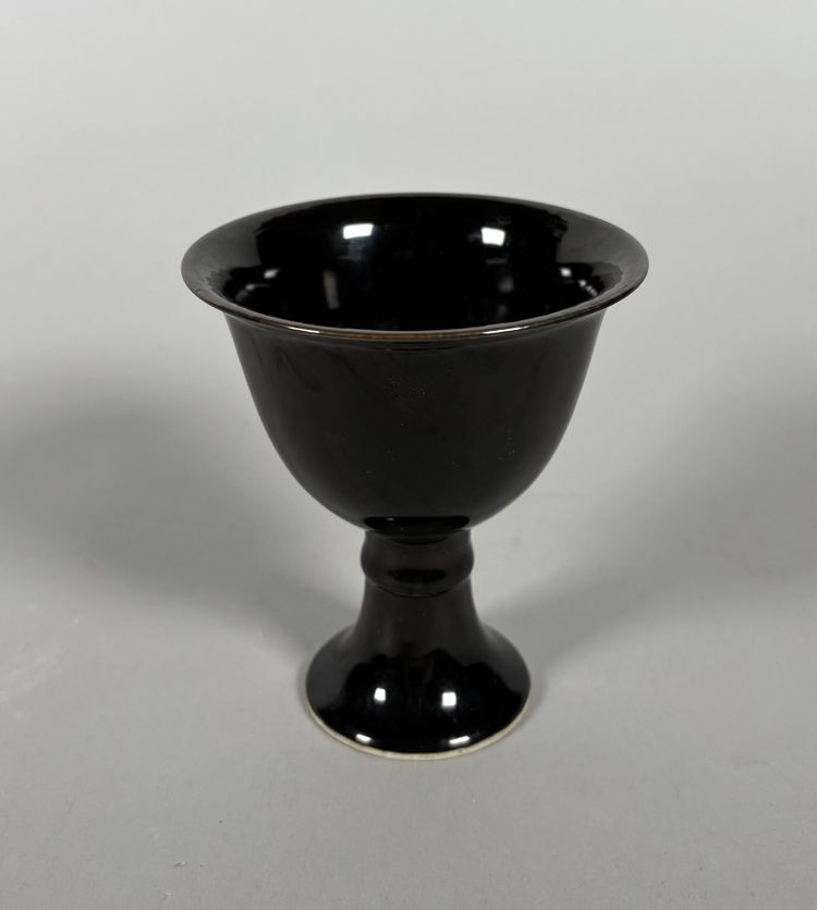 Coupe sur pied en porcelaine monochrome noir  XVIIIème siècle Chine