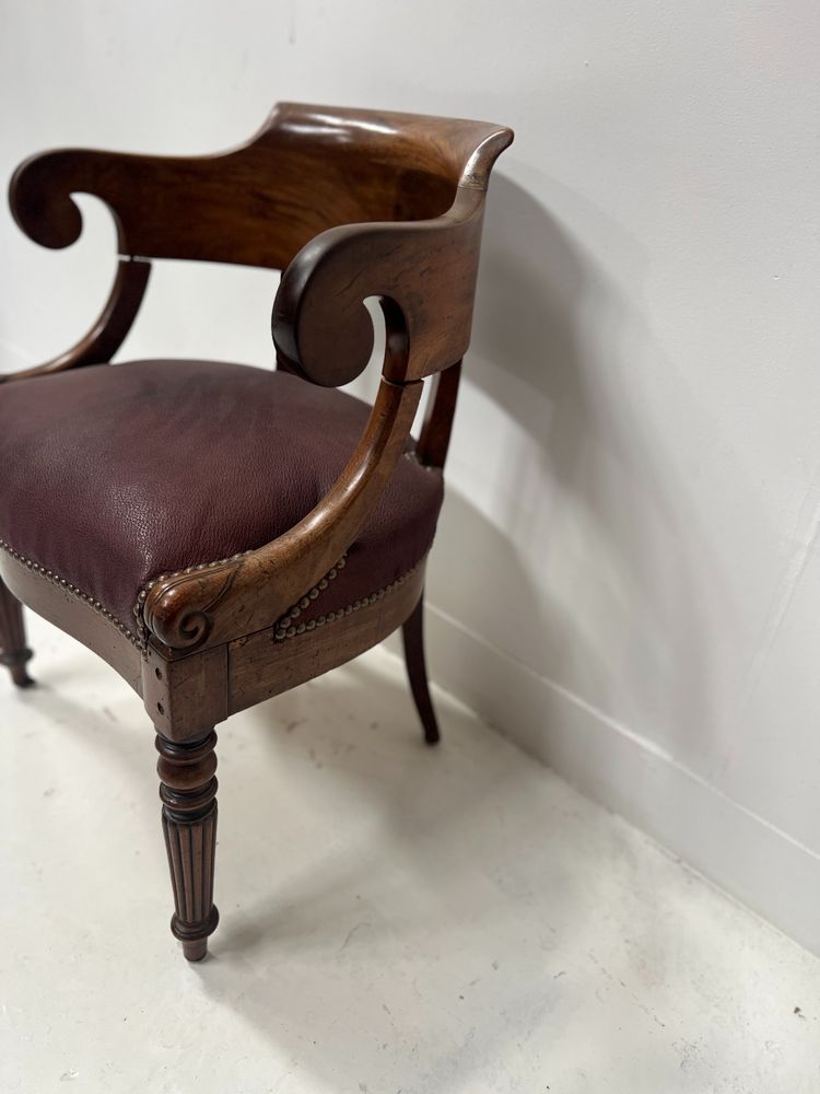 Fauteuil de bureau de style Empire en acajou et placage XIX siècle