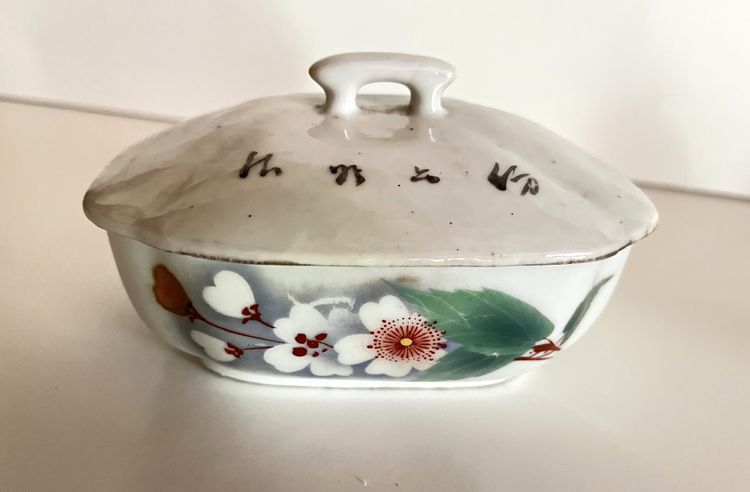 Soap dish, 19th-century Chinese porcelain.