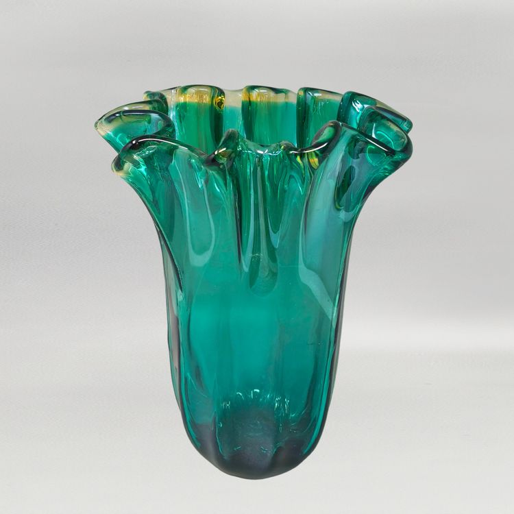 Vaso "Fazzoletto" di Michielotto in vetro di Murano, di un sorprendente verde smeraldo, anni '70. Prodotto in Italia