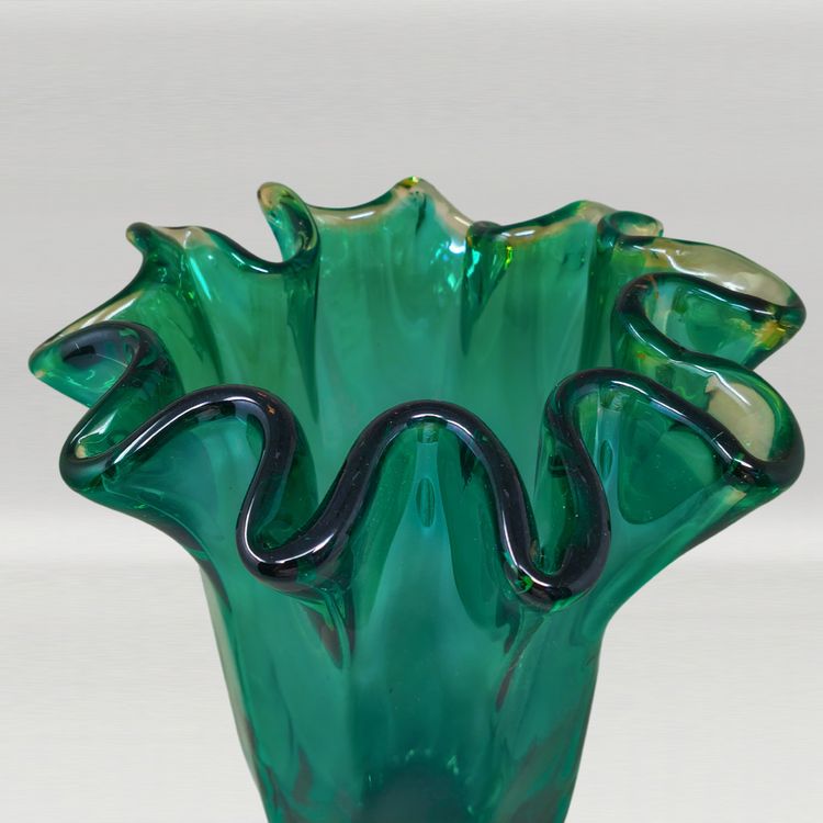 Vaso "Fazzoletto" di Michielotto in vetro di Murano, di un sorprendente verde smeraldo, anni '70. Prodotto in Italia