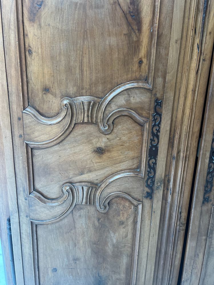 Armadio in stile Luigi XV in noce massiccio, XVIII secolo