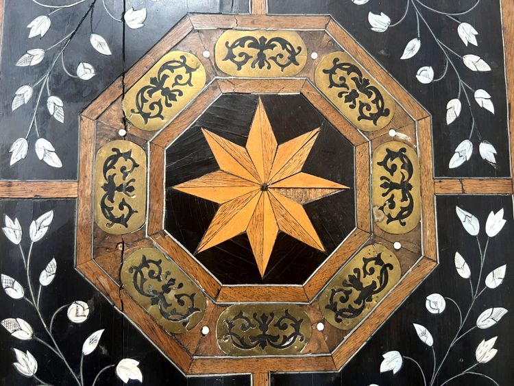 Tavola da cerimonia in legno annerito con piano intarsiato, Spagna, XIX secolo