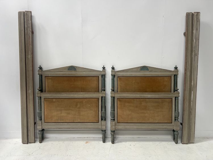 Paire de lits de style Directoire en hêtre rechampi XX siècle