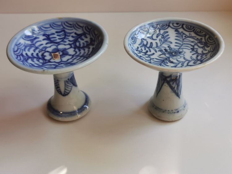 Two stemmed cups, 19th-century Chinese porcelain.