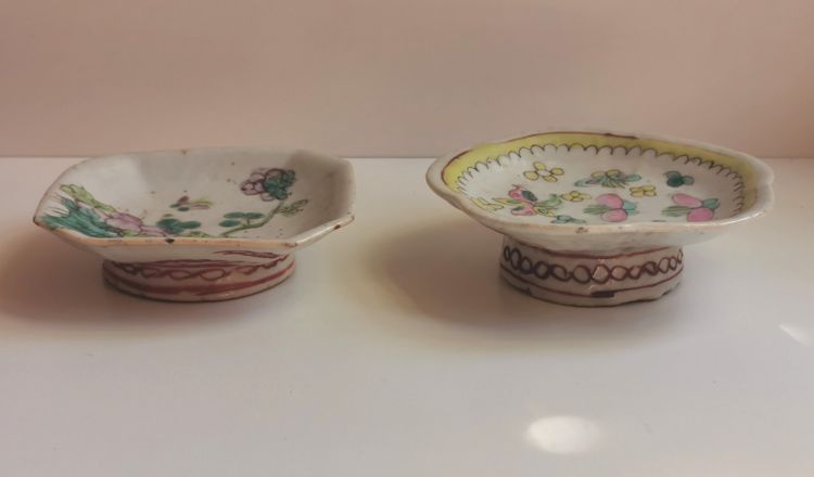 Two small cups, Chinese porcelain, 19th century.