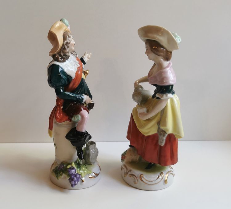 Deux statuettes porcelaine de Saxe, mousquetaire et sa compagne, XXème siècle