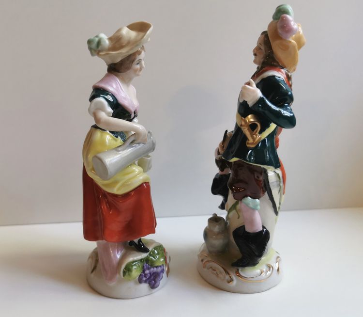 Deux statuettes porcelaine de Saxe, mousquetaire et sa compagne, XXème siècle