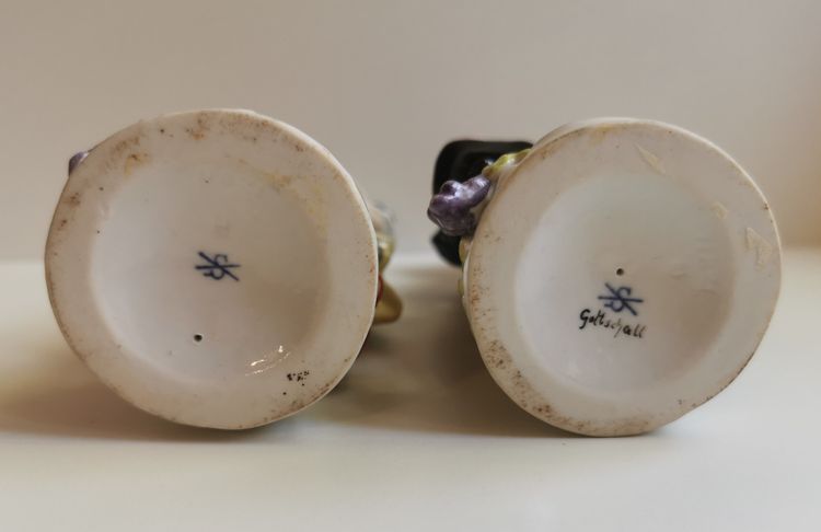 Deux statuettes porcelaine de Saxe, mousquetaire et sa compagne, XXème siècle
