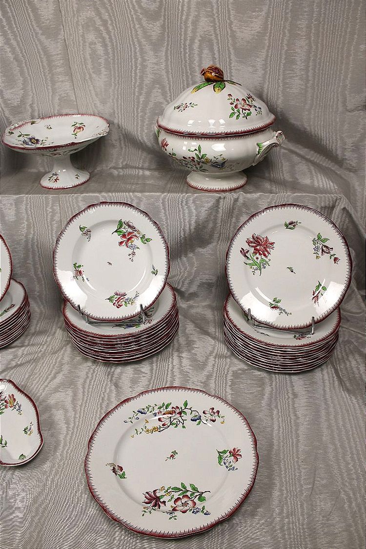 Servizio da tavola in maiolica di Sarreguemines, decorazione “Strasburgo”, XIX secolo