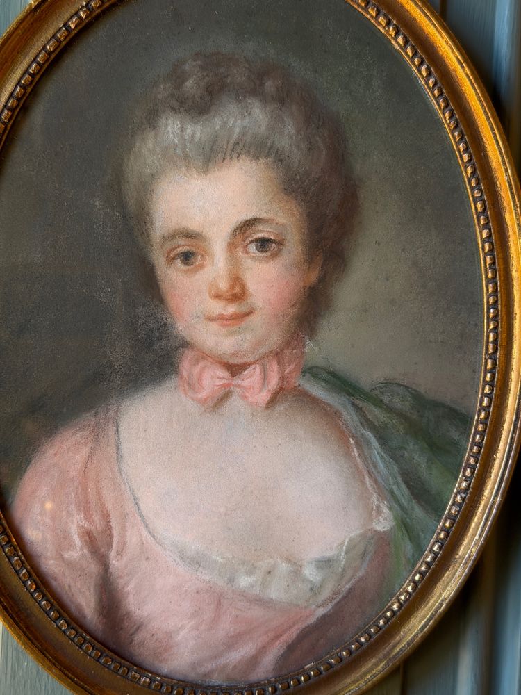 Petit portrait en médaillon d'une jeune fille, pastel 18ème