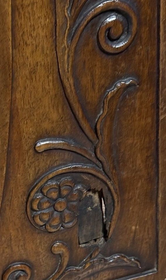 Carved walnut boat-shaped bed – Directoire period, circa 1800