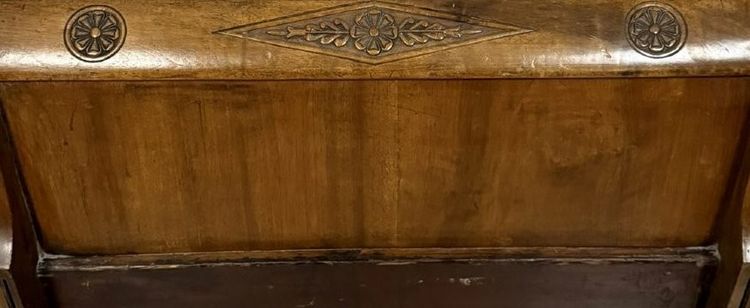 Carved walnut boat-shaped bed – Directoire period, circa 1800