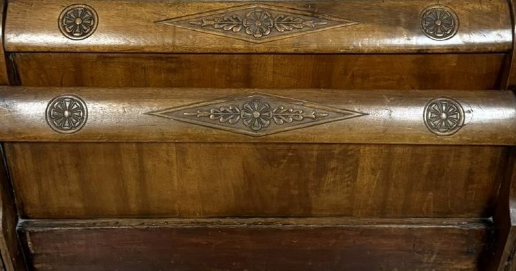 Carved walnut boat-shaped bed – Directoire period, circa 1800