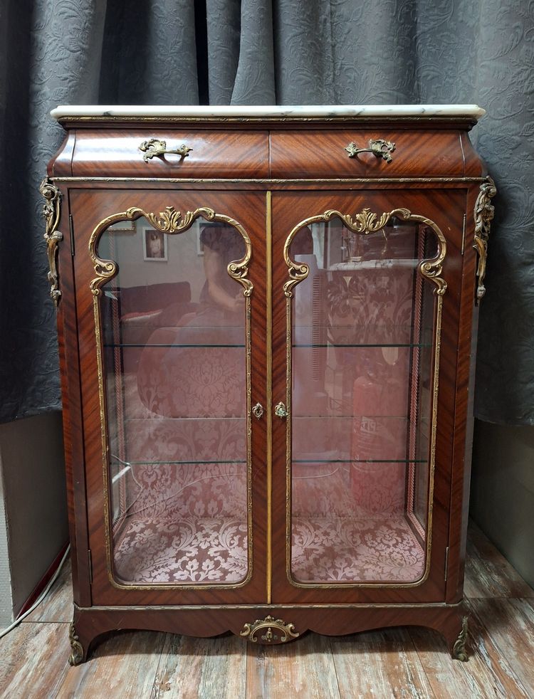 Napoleon III-era display cabinet with support legs, made of mahogany, gilded bronze, and white marble
