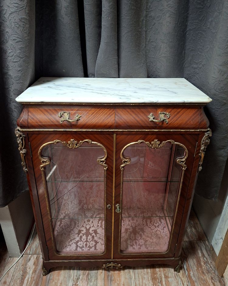 Napoleon III-era display cabinet with support legs, made of mahogany, gilded bronze, and white marble