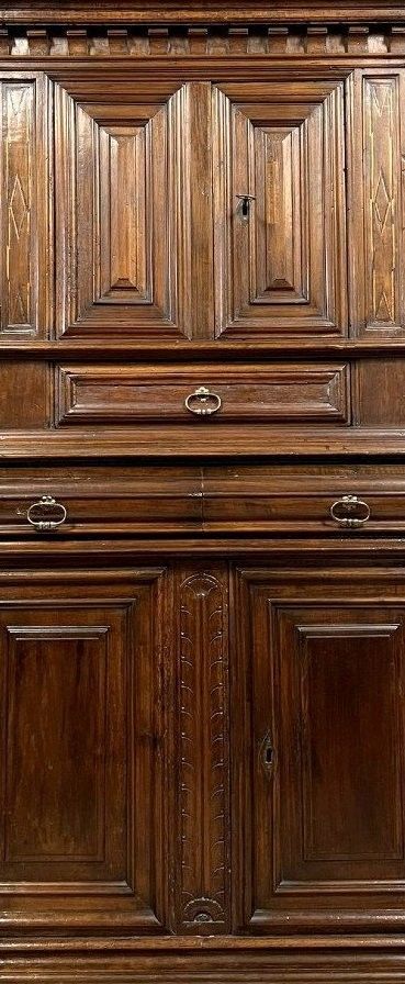 Two-section cabinet-style sideboard in molded walnut – Louis XIII period, 17th century