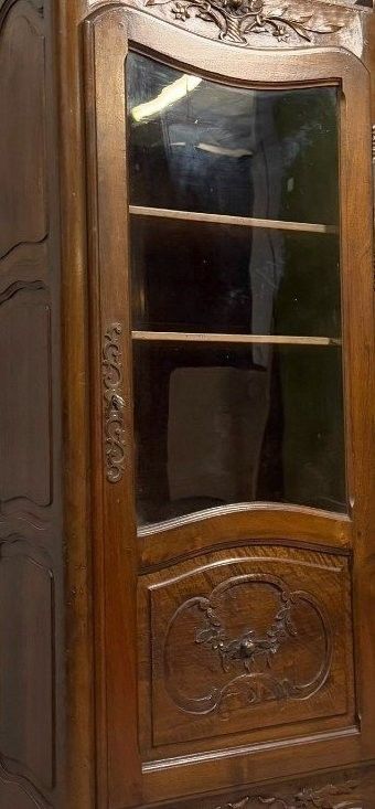 Carved walnut display cabinet – Louis XV style, early 20th century