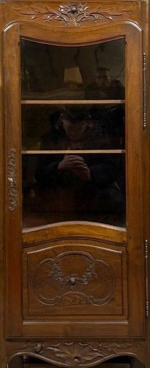 Carved walnut display cabinet – Louis XV style, early 20th century